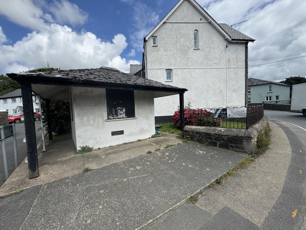 Lot: 102 - DETACHED BUILDING AND LAND WITH POTENTIAL - Side view of the building